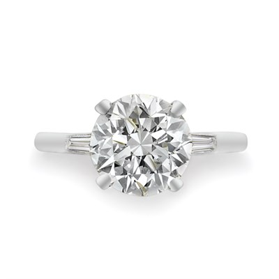 Lot 560 - Diamond Ring