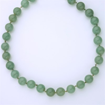 Lot 314 - Nephrite Bead Necklace with Gold and Carved Jade Clasp