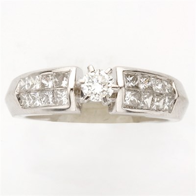 Lot 704 - Diamond Ring