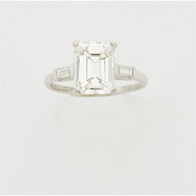 Lot 627 - Diamond Ring