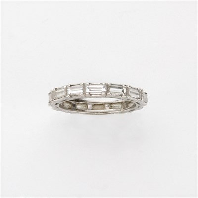 Lot 646 - Diamond Band Ring