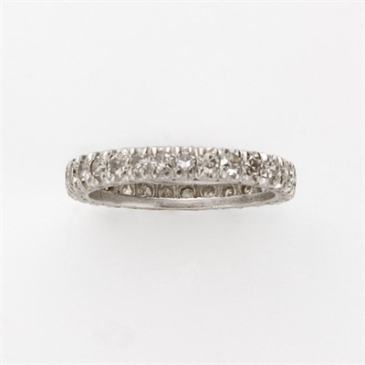 Lot 583 - Diamond Band Ring