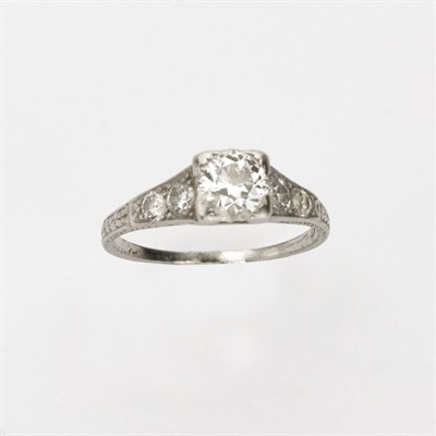 Lot 584 - Diamond Ring