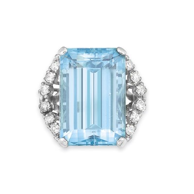 Lot 147 - Aquamarine and Diamond Ring