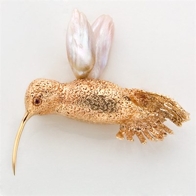 Lot 635 - Gold and Freshwater Pearl Hummingbird Brooch, Ruser