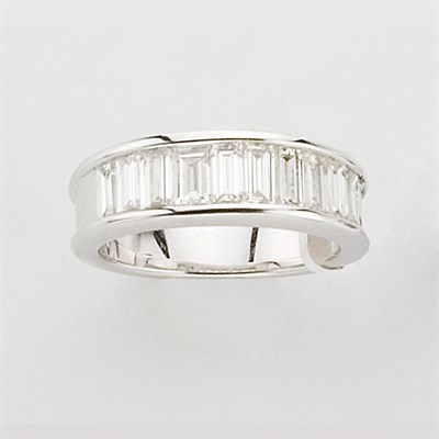 Lot 840 - Diamond Band Ring