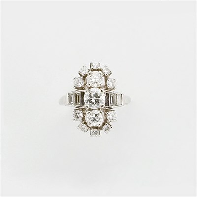 Lot 649 - Diamond Ring