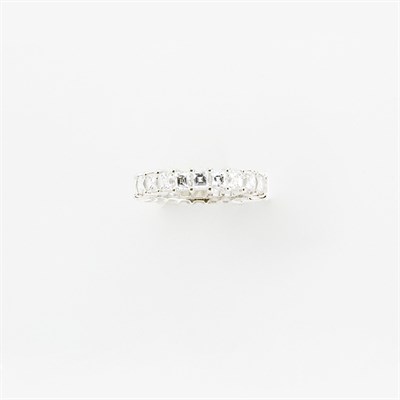 Lot 377 - Diamond Band Ring