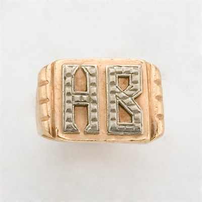 Lot 65 - Gentleman's Gold Initial Ring