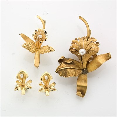 Lot 184 - Two Gold Flower Brooches and Pair of Earrings