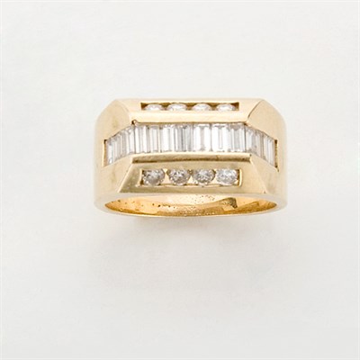 Lot 878 - Gentleman's Gold and Diamond Ring