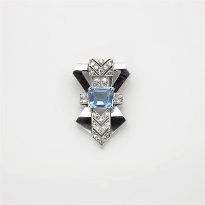 Lot 743 - Art Deco Platinum, Aquamarine and Diamond Clip