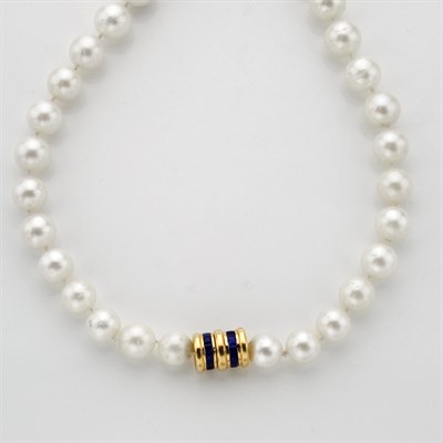 Lot 676 - Cultured Pearl Necklace with Gold and Sapphire Clasp