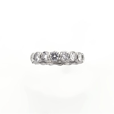 Lot 291 - Diamond Band Ring