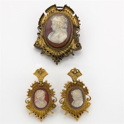 Lot 451 - Antique Gold and Hardstone Cameo Brooch and Pair of Pendant-Earrings