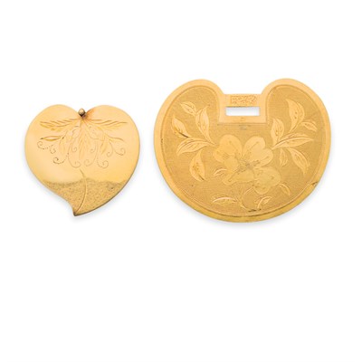 Lot 24 - Gold Pill Box and Pendant