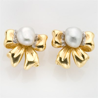 Lot 846 - Pair of Gold and Baroque Cultured Pearl Bow Earclips