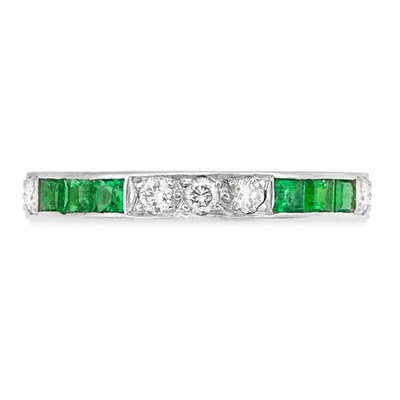 Lot 32 - Emerald and Diamond Guard Ring