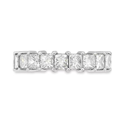Lot 71 - Diamond Band Ring