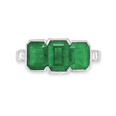 Lot 33 - Emerald and Diamond Ring