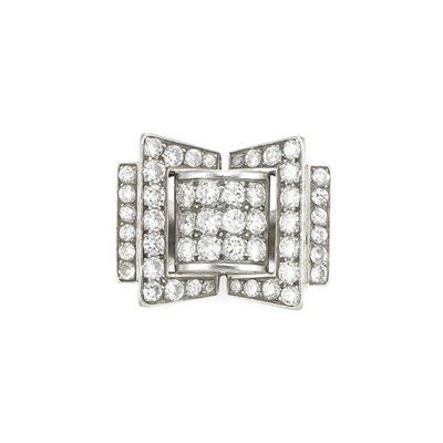Lot 326 - Platinum and Diamond Ring