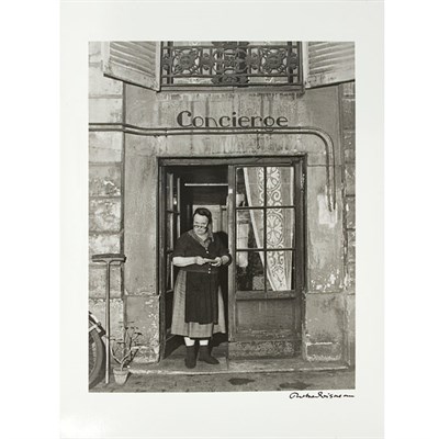 Lot 149 - DOISNEAU, ROBERT (1912-1994) La concierge aux...
