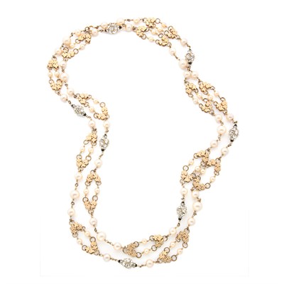 Lot 132 - French Faux Pearl and Chain Sautoir 1960s Flat...