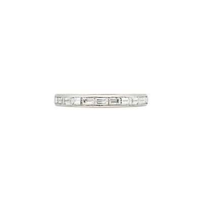 Lot 382 - Diamond Guard Ring