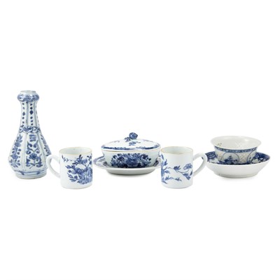 Lot 240 - Chinese Export Hatcter Cargo Blue and White...