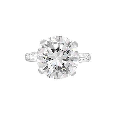 Lot 596 - Diamond Ring