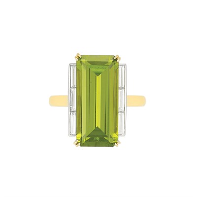 Lot 300 - Gold, Peridot and Diamond Ring