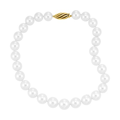 Lot 464 - Cultured Pearl Necklace with Gold Clasp