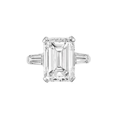 Lot 526 - Diamond Ring