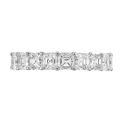 Lot 588 - Diamond Band Ring