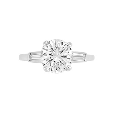 Lot 230 - Diamond Ring
