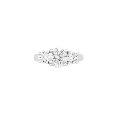 Lot 325 - Three Stone Diamond Ring