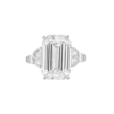 Lot 595 - Diamond Ring