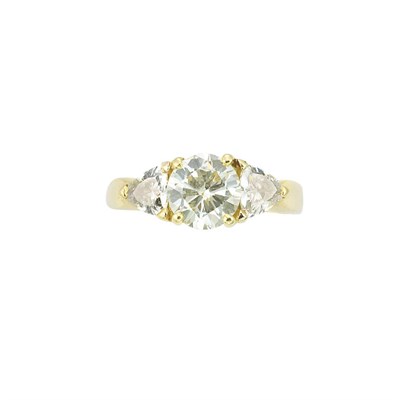 Lot 101 - Gold and Diamond Ring