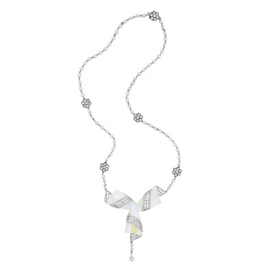 Lot 527 - Edwardian Platinum, Pearl, Diamond and Carved Chalcedony Bow Pendant-Necklace