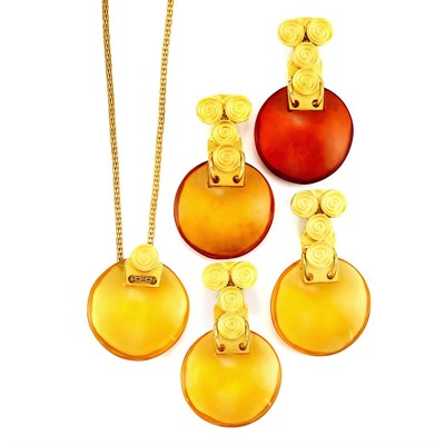 Lot 1101 - Demi Parure 1990s Comprising a long gold-tone...