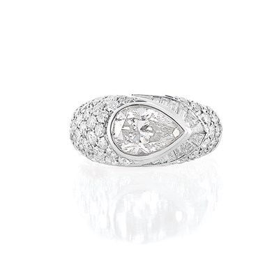 Lot 185 - White Gold and Diamond Ring