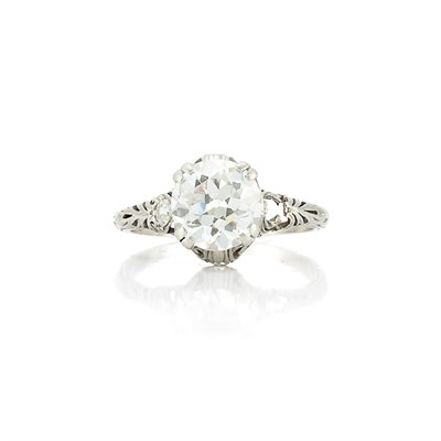 Lot 392 - Platinum and Diamond Ring