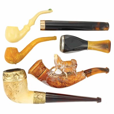 Lot 905 - Group of Pipes and Utensils
