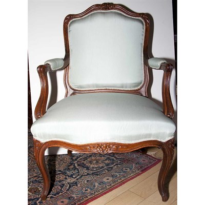 Lot 1180 - Louis XV Style Beechwood Fauteuil en Cabriolet