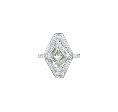 Lot 190 - Platinum and Diamond Ring