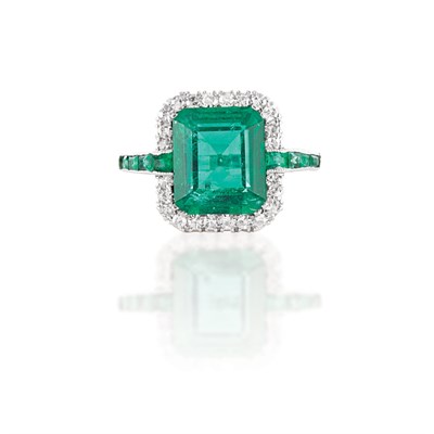 Lot 464 - Platinum, Emerald and Diamond Ring