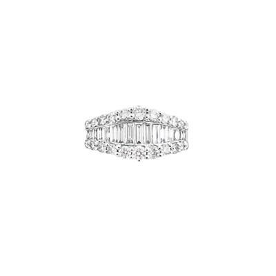 Lot 123 - White Gold and Diamond Ring
