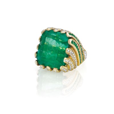 Lot 533 - Gold, Emerald and Diamond Ring