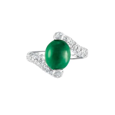 Lot 118 - White Gold, Jade and Diamond Ring