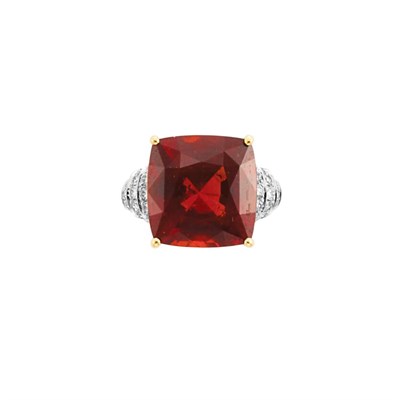 Lot 165 - Garnet and Diamond Ring